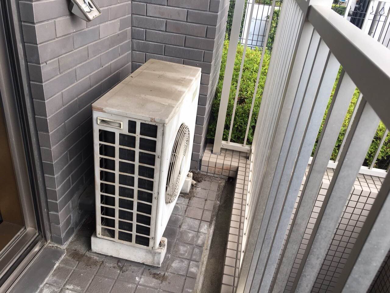 既設ハウジングエアコンの室外機　交換前