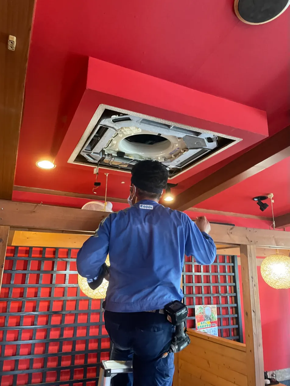 名古屋市内の飲食店で天井カセット形エアコンのメンテナンス作業中