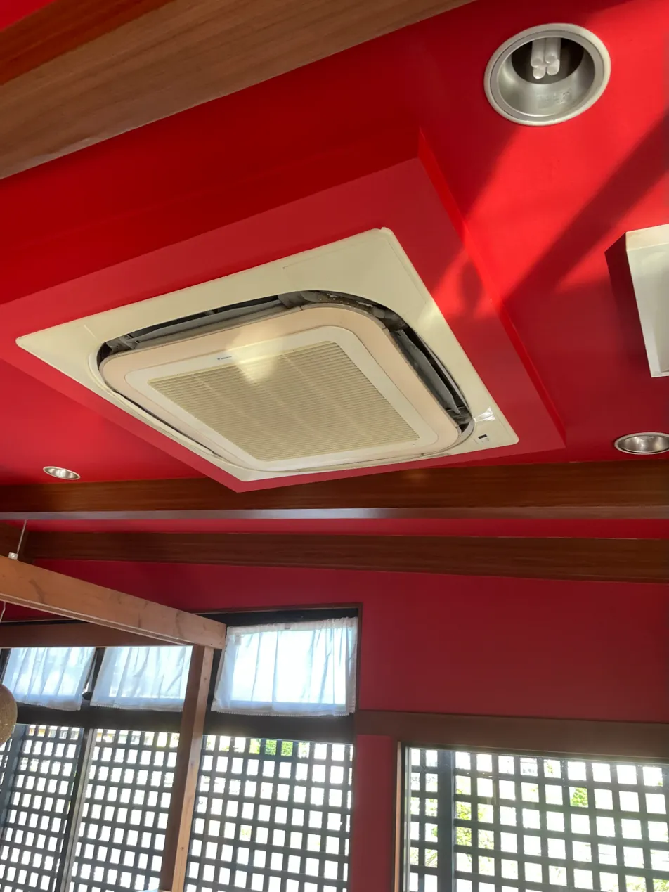 飲食店に設置された天井カセット形エアコン