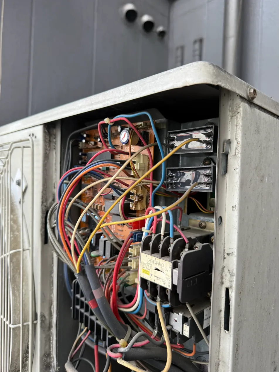 業務用エアコン室外機の制御基板と配線